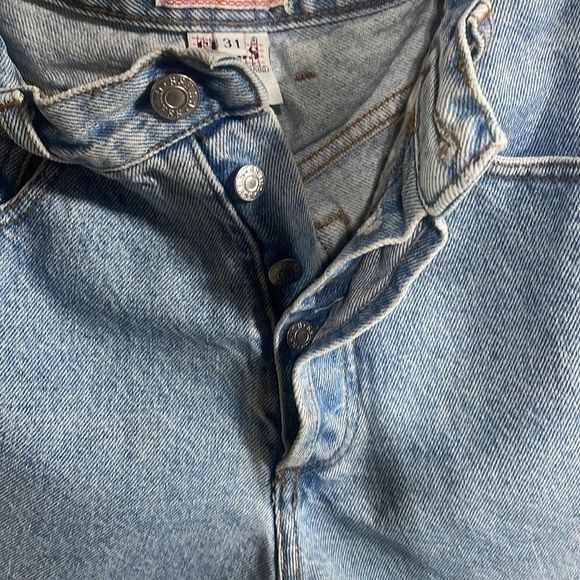 Guess Women’s Light Blue Front Button Closure Denim Shorts Sz 31 - Picture 3 of 4